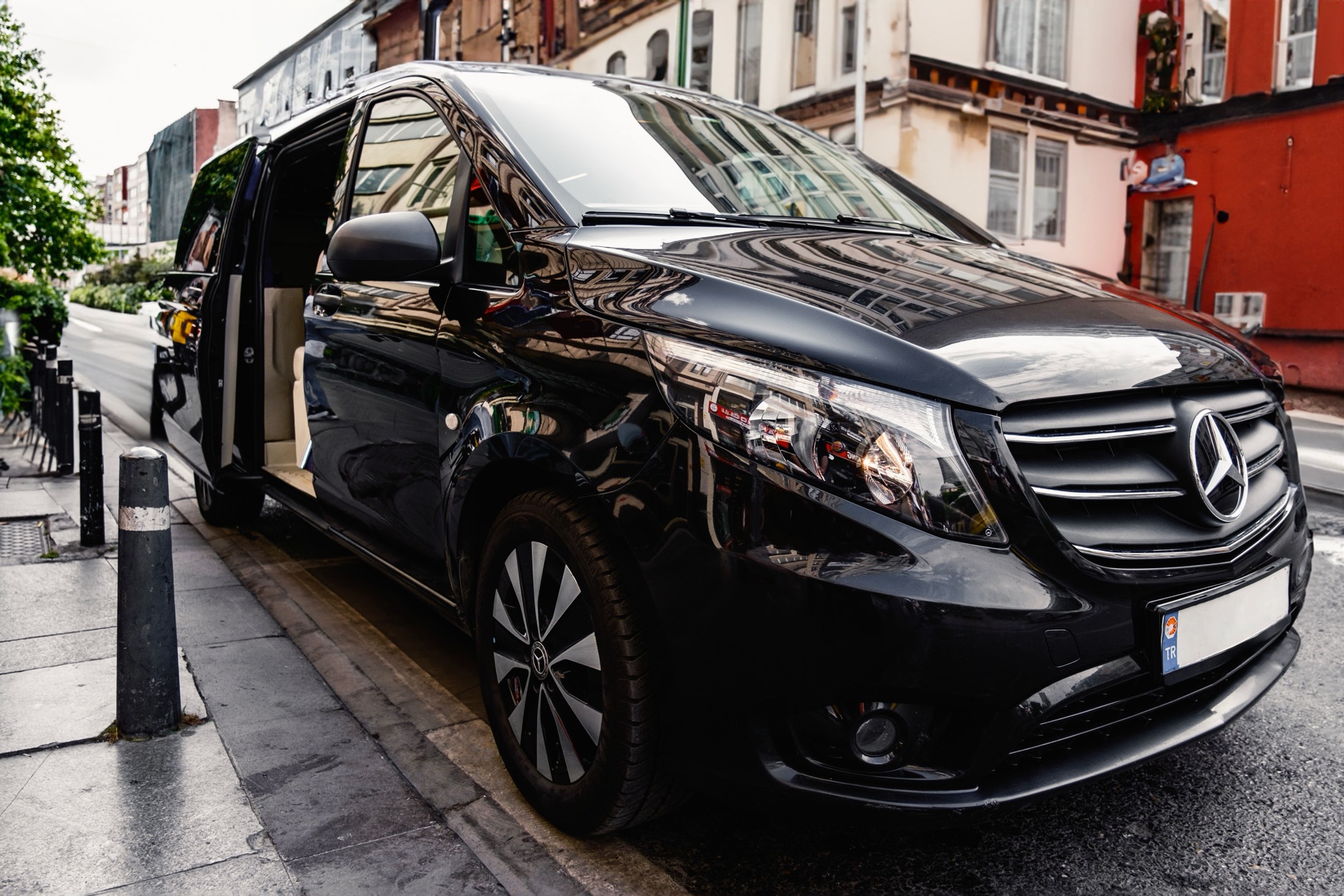 Lona Premium Shuttles
